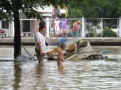 тайские дети любят купаться в говне после наводнения со своими мамками