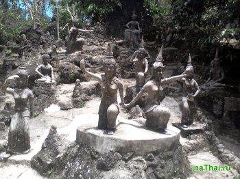 Магический сад Тарним, каменные скульптуры и водопад
