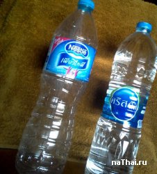  Хорошая вода - бутылка справа на тайском языке. Бутылка слева Nestle - вода с примесями солей